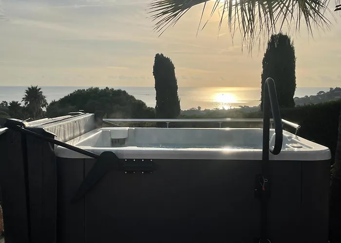 Villa Riviera, Sea View, Pool, Jacuzzi, Sauna, Walk To The *